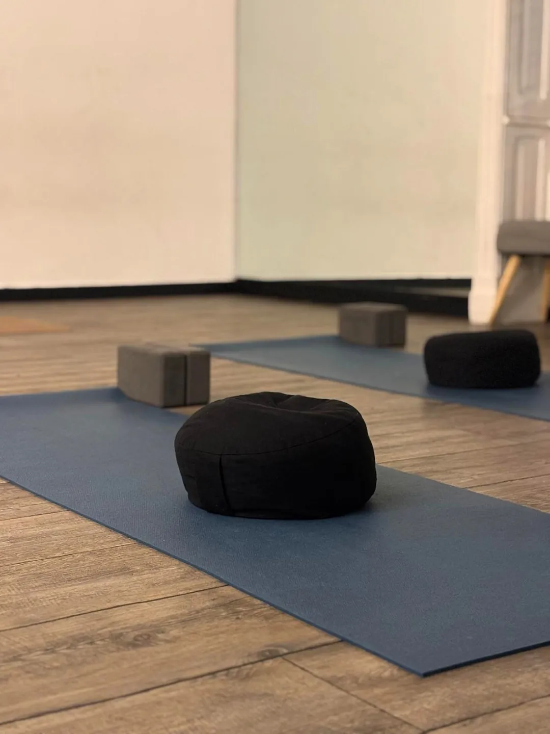 Zafu nero su tappetino blu allo Studio Equilibra di Genova Carignano, pronto per una lezione individuale